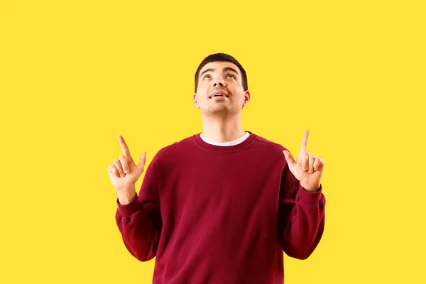 Young Man Pointing Something Yellow Background — Stock Photo, Image