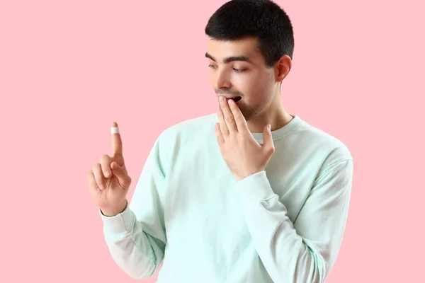 Surprised Young Man Taped Finger Pink Background — Stock Photo, Image