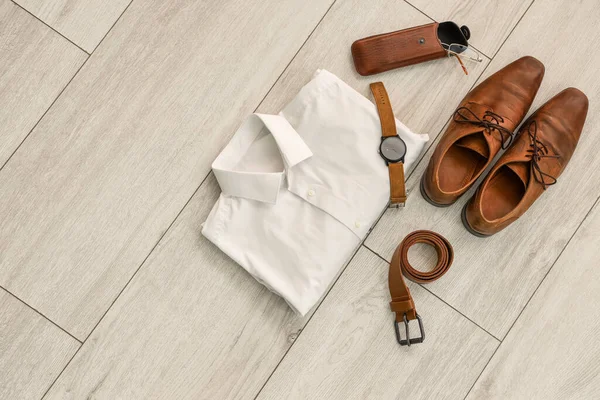 Stilvolle Männerkleidung Mit Accessoires Auf Weißem Holzhintergrund — Stockfoto