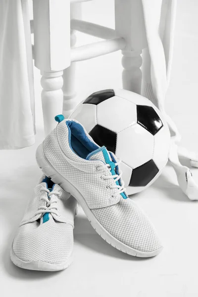 Sportieve Mannelijke Sneakers Voetbal Accessoires Witte Achtergrond — Stockfoto