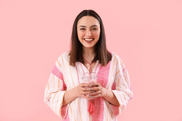 Young Woman Glass Smoothie Pink Background — Stock Photo, Image