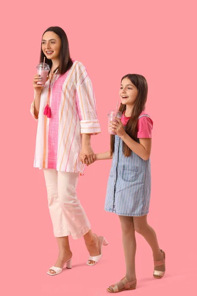 Kislány Anyjával Turmixot Iszik Rózsaszín Alapon — Stock Fotó