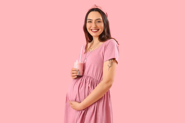 Jonge Zwangere Vrouw Met Glas Smoothie Roze Achtergrond — Stockfoto