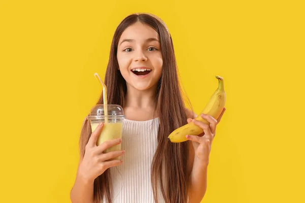 Bambina Con Bicchiere Frullato Banana Sfondo Giallo — Foto Stock
