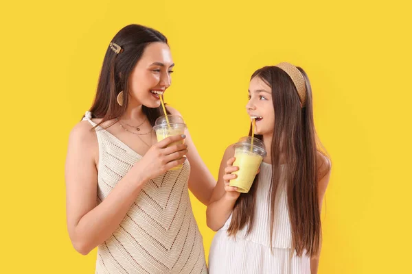 Kleines Mädchen Mit Ihrer Mutter Trinkt Smoothie Auf Gelbem Hintergrund — Stockfoto