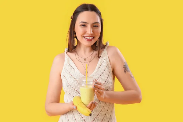 Junge Frau Mit Einem Glas Smoothie Und Banane Auf Gelbem — Stockfoto