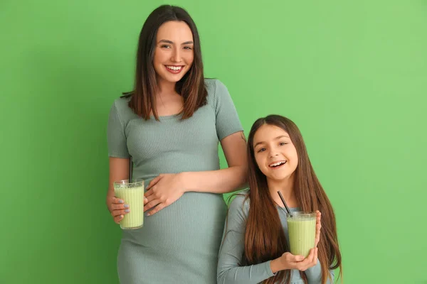 Kleines Mädchen Mit Schwangerer Mutter Die Smoothie Auf Grünem Hintergrund — Stockfoto