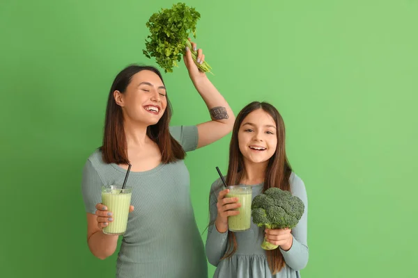 Little Girl Her Mother Vegetables Drinking Smoothie Green Background — Stock Photo, Image