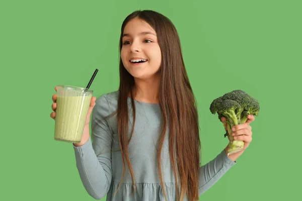 Kleines Mädchen Mit Einem Glas Smoothie Und Brokkoli Auf Grünem — Stockfoto