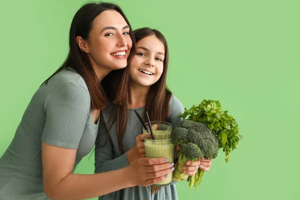 Μικρό Κορίτσι Μητέρα Και Λαχανικά Της Πίνοντας Smoothie Πράσινο Φόντο — Φωτογραφία Αρχείου