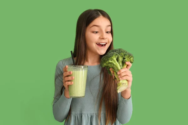 Kleines Mädchen Mit Einem Glas Smoothie Und Brokkoli Auf Grünem — Stockfoto
