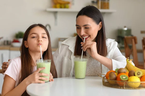 Little Girl Her Mother Drinking Green Smoothie Table Kitchen — Stock Photo, Image