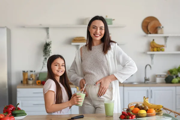Little Girl Her Pregnant Mother Drinking Green Smoothie Kitchen — Stock Photo, Image