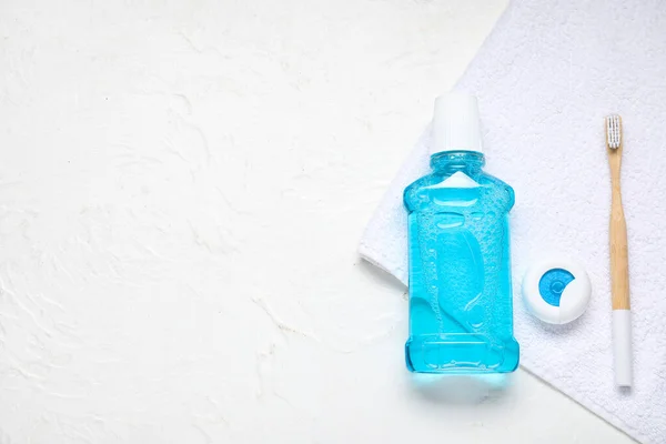 Zahnseide Zahnbürste Und Mundwasser Auf Weißem Handtuch — Stockfoto