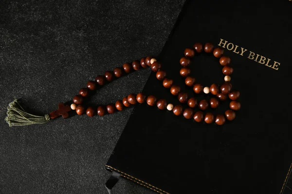 Bíblia Sagrada Com Contas Oração Fundo Preto — Fotografia de Stock