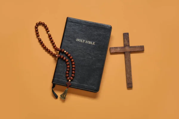 Αγία Γραφή Σταυρό Και Χάντρες Προσευχής Πορτοκαλί Φόντο — Φωτογραφία Αρχείου
