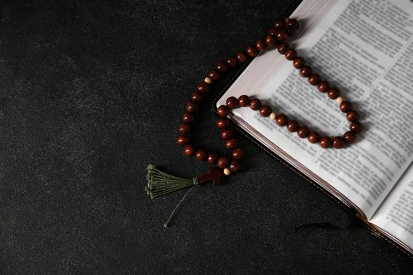 Abra Bíblia Sagrada Com Contas Oração Fundo Preto — Fotografia de Stock