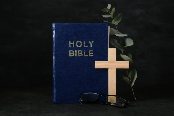 Библия Очках Деревянном Кресте Черном Фоне — стоковое фото