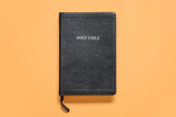 Bible Svatá Oranžovém Pozadí — Stock fotografie