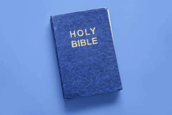 Santa Biblia Sobre Fondo Azul — Foto de Stock