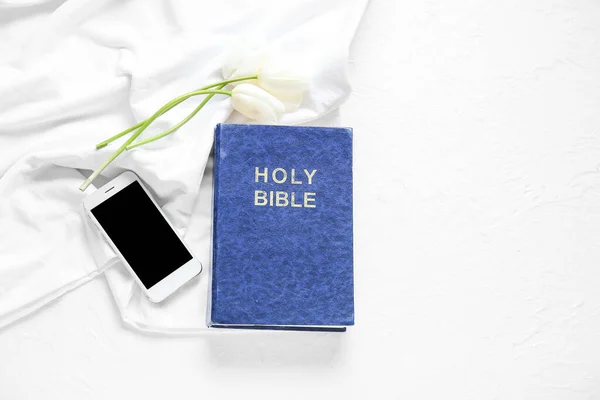 Bíblia Sagrada Com Flores Tulipa Smartphone Fundo Branco Texturizado — Fotografia de Stock