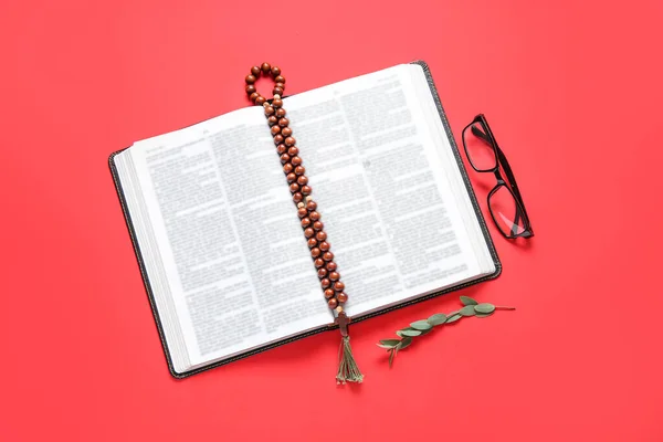 Otevřít Bible Svatá Brýle Modlitební Korálky Červeném Pozadí — Stock fotografie