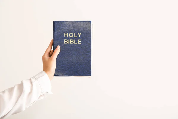 Mano Femenina Con Sagrada Biblia Sobre Fondo Claro —  Fotos de Stock