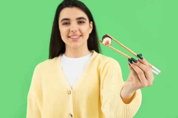 Ung Kvinna Med Sushi Rulle Grön Bakgrund Närbild — Stockfoto