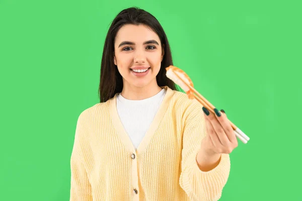 Ung Kvinna Med Sushi Grön Bakgrund — Stockfoto