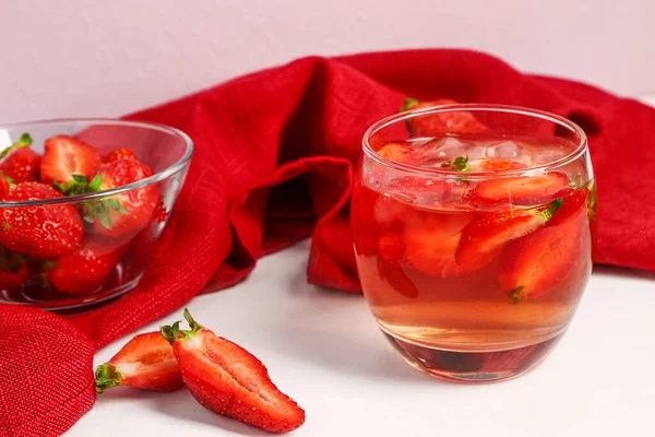 Glas Saft Und Schüssel Mit Erdbeere Auf Weißem Tisch — Stockfoto
