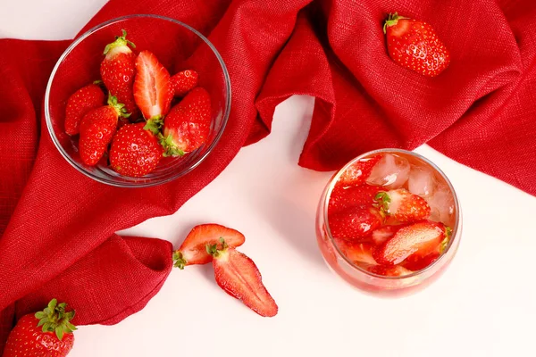 Glas Saft Und Schüssel Mit Erdbeere Auf Weißem Tisch — Stockfoto