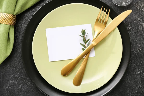 Stilvolle Tischdekoration Mit Leerer Karte Und Pflanzenzweig Auf Schwarzem Grunge — Stockfoto