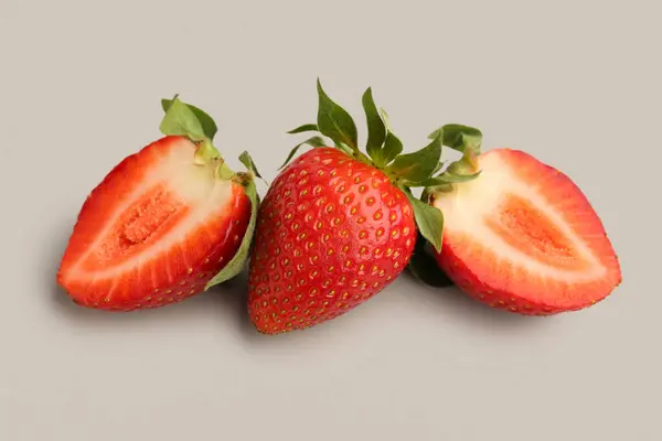 Verse Aardbeien Witte Achtergrond — Stockfoto