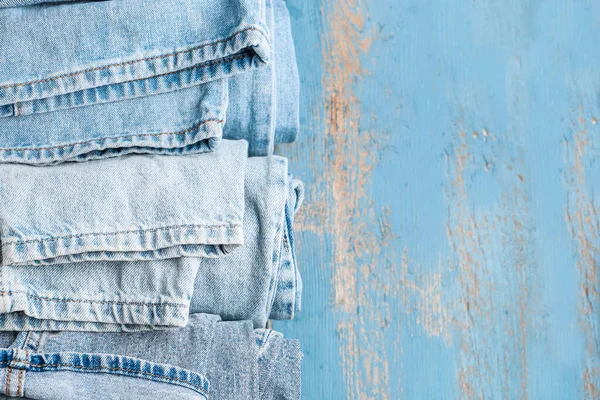 Diferentes Jeans Laminados Fundo Madeira Azul Close — Fotografia de Stock