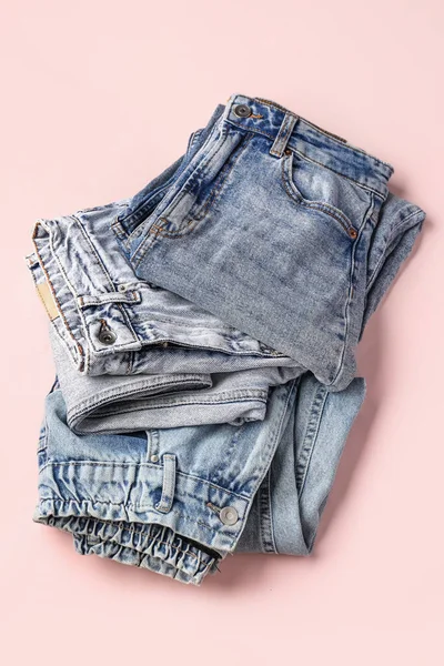 Calça Jeans Dobrada Diferente Fundo Rosa — Fotografia de Stock