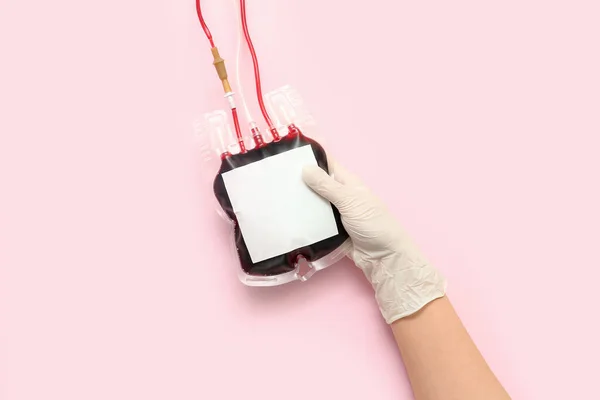 Médica Feminina Com Bolsa Sangue Fundo Rosa Dia Mundial Doador — Fotografia de Stock