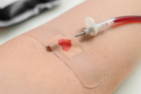 Mulher Doar Sangue Fundo Bege Perto Dia Mundial Doador — Fotografia de Stock