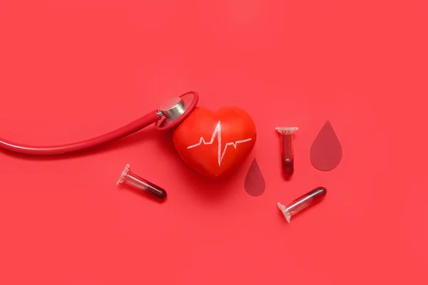 聴診器と心臓 赤の背景に紙の血滴やチューブ 世界寄付者の日 — ストック写真