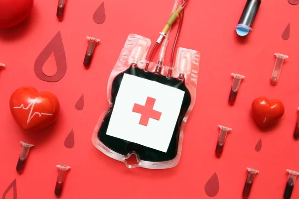 Bloedverpakking Met Hartjes Tubes Papieren Druppels Rode Achtergrond Werelddonordag — Stockfoto