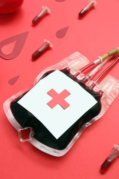 Embalagem Sangue Com Tubos Gotas Papel Sobre Fundo Vermelho Close — Fotografia de Stock