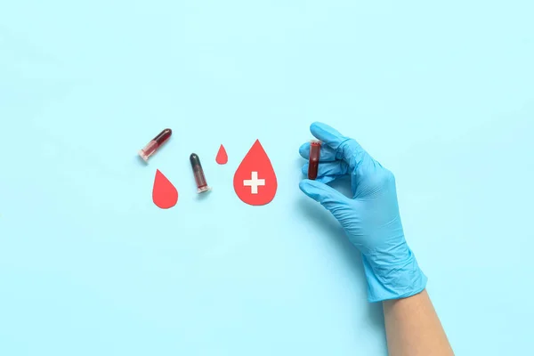 Vrouwelijke Arts Met Reageerbuisjes Papieren Bloeddruppels Blauwe Achtergrond Werelddonordag — Stockfoto