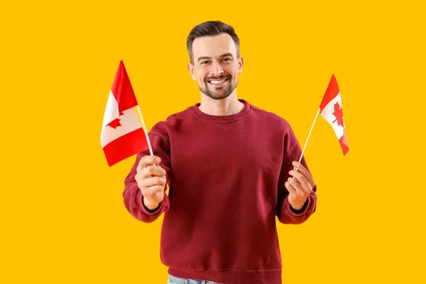 Hezký Muž Vlajkami Kanady Žlutém Pozadí — Stock fotografie