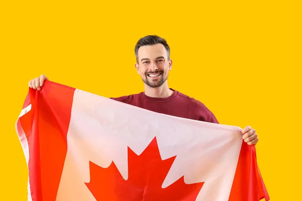 Przystojny Mężczyzna Flagą Kanady Żółtym Tle — Zdjęcie stockowe