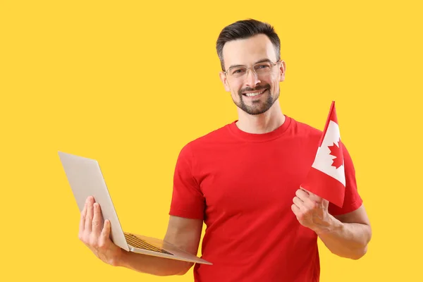 Bello Uomo Con Bandiera Del Canada Laptop Sfondo Giallo — Foto Stock