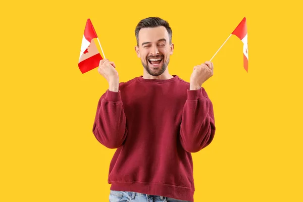 Поручний Чоловік Прапорами Канади Жовтому Тлі — стокове фото