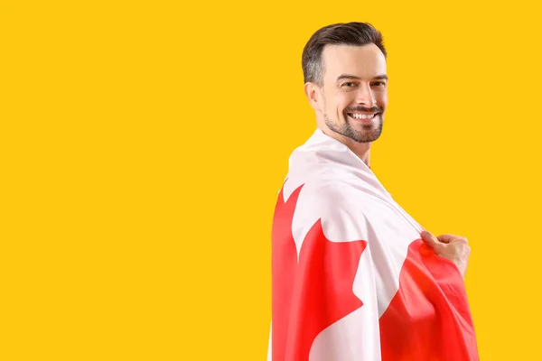 Jóképű Férfi Zászló Kanada Sárga Háttér — Stock Fotó