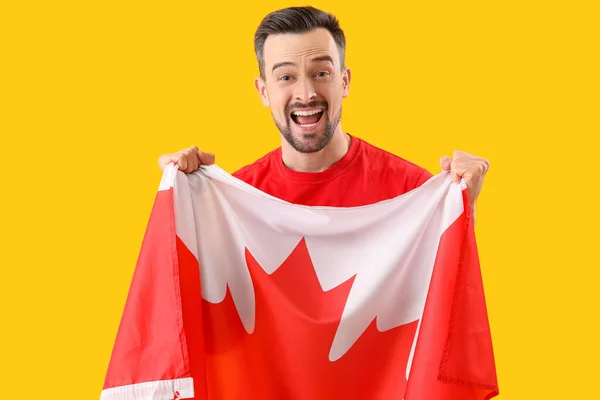 Bonito Homem Com Bandeira Canadá Fundo Amarelo — Fotografia de Stock