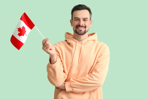Przystojny Mężczyzna Flagą Kanady Zielonym Tle — Zdjęcie stockowe