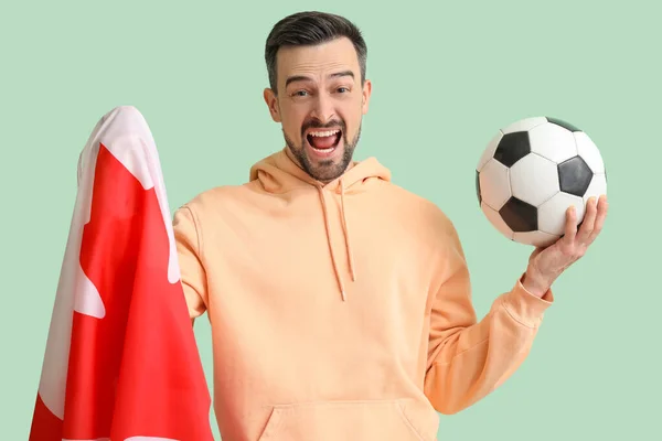 Schöner Mann Mit Kanadischer Flagge Und Fußball Auf Grünem Hintergrund — Stockfoto