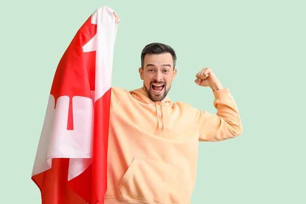 Gelukkige Jongeman Met Vlag Van Canada Groene Achtergrond — Stockfoto